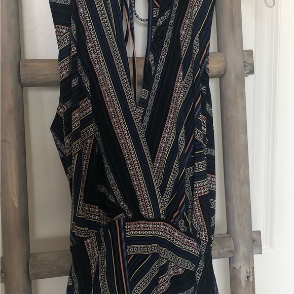 BCBGENERATION Low cut front and back bodysuit SZ XS - Picture 4 of 12